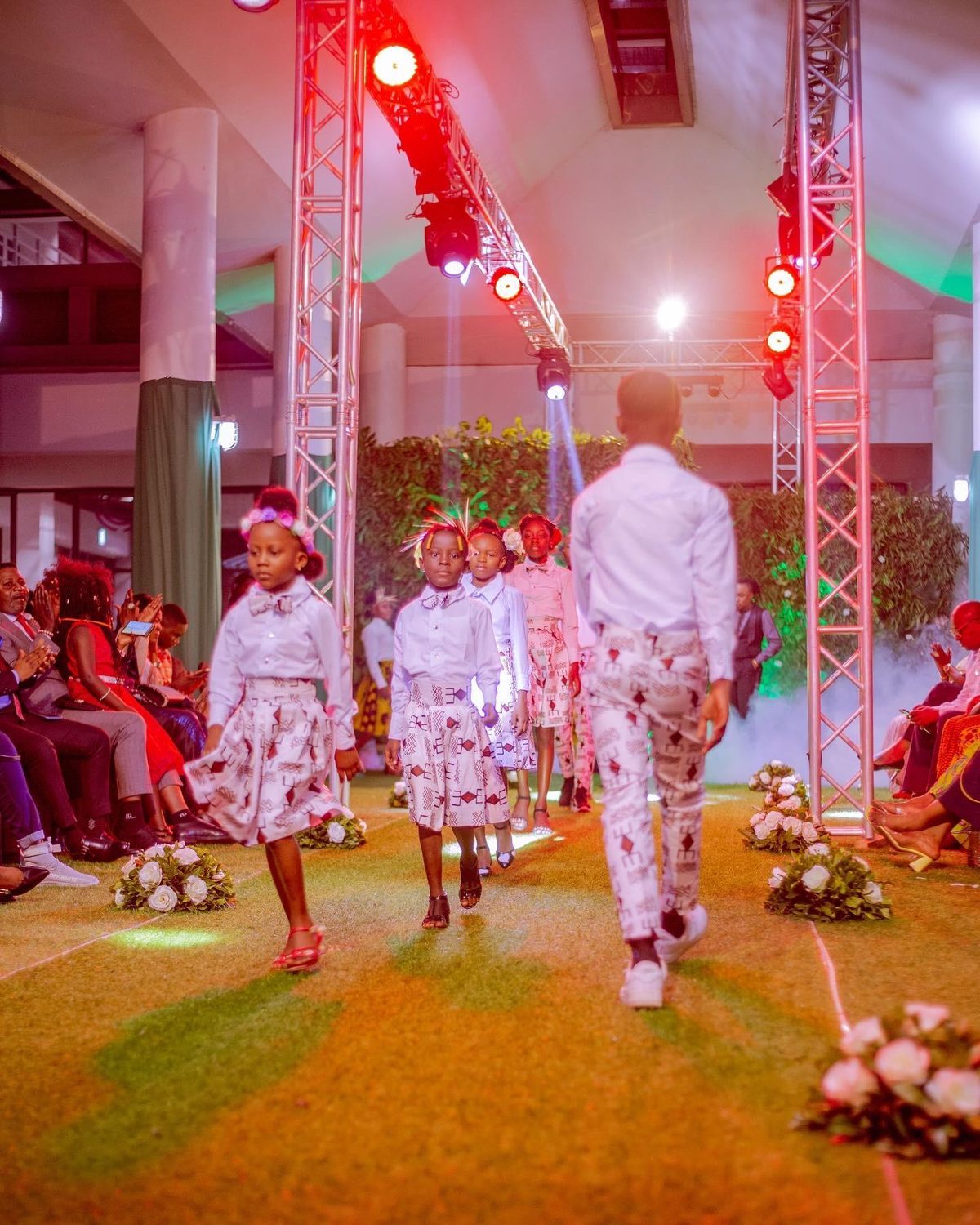 Enfants de Bana ya kivuvu défilant à Kinshasa en tenues créées par un orphelin styliste