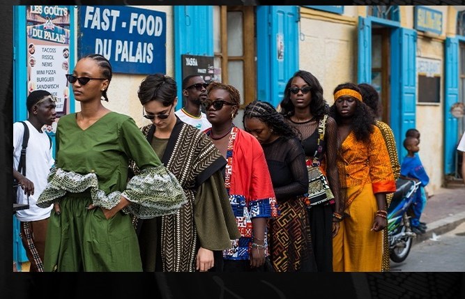 Mannequins en tenue de créateurs dans la rue