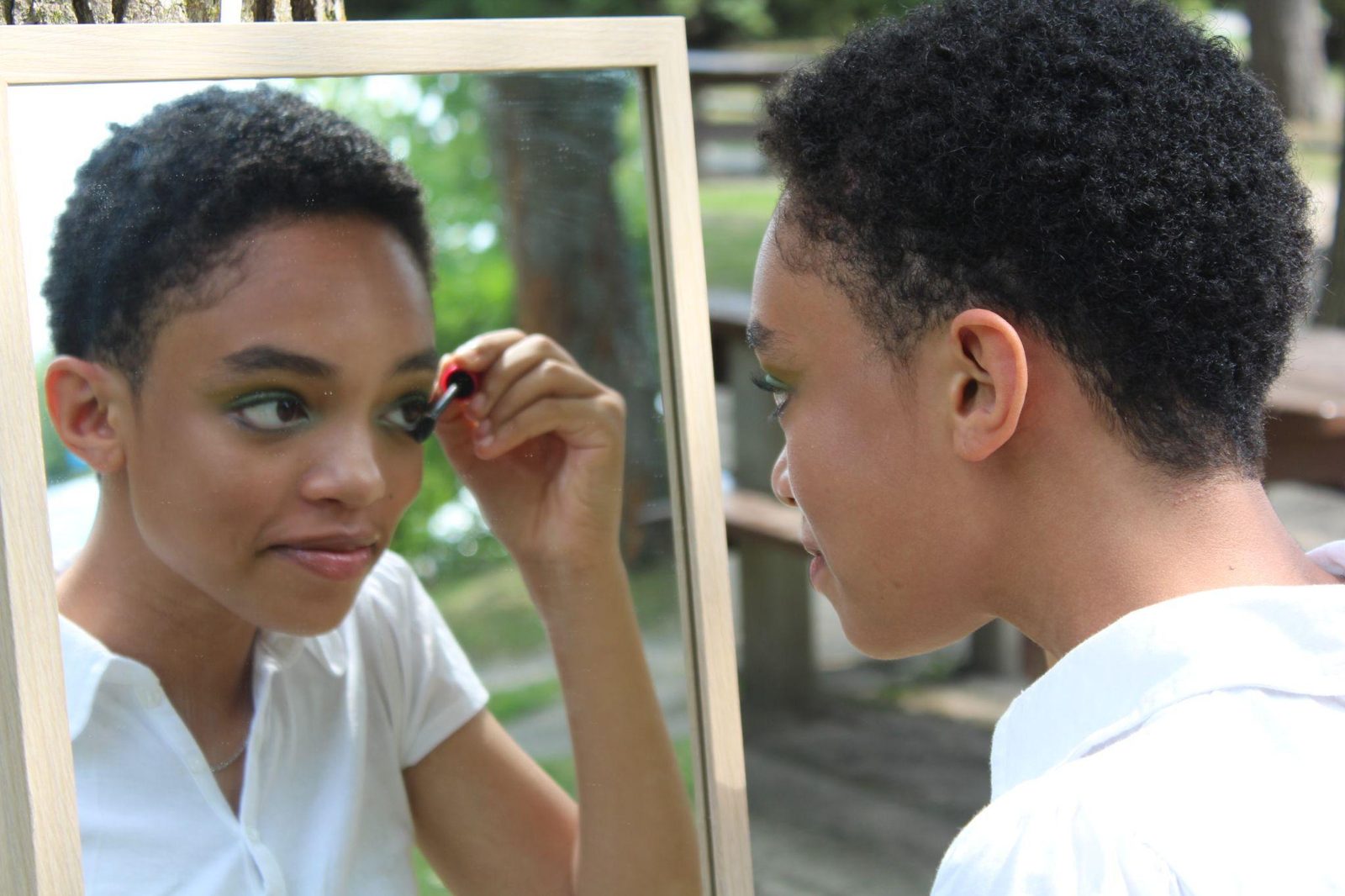 Préparation devant le miroir lors de l'atelier